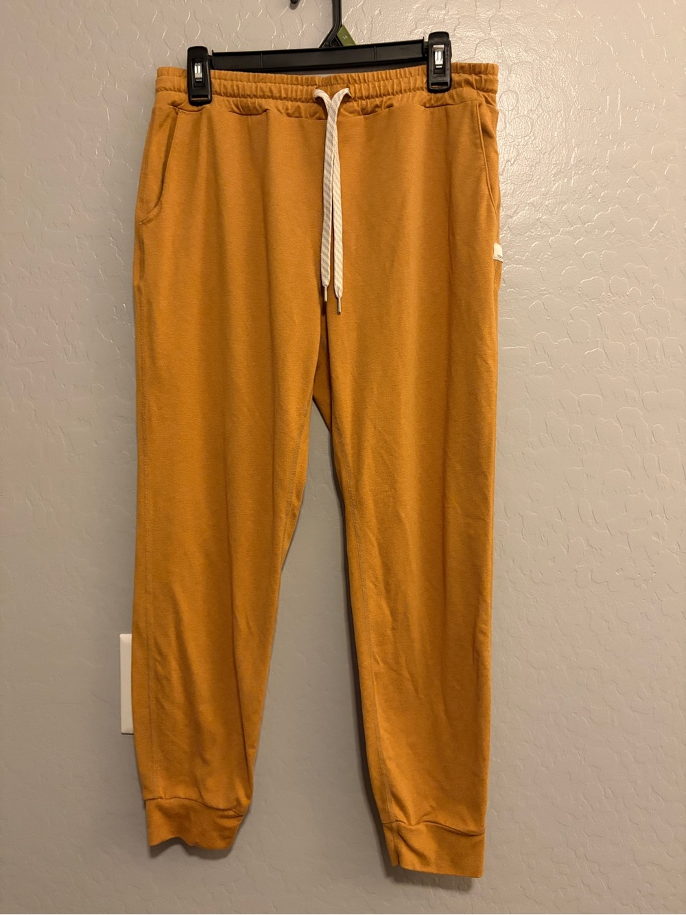 Vuori Performance Jogger Turmeric Heather DreamKnit Size Med - Picture 2 of 8